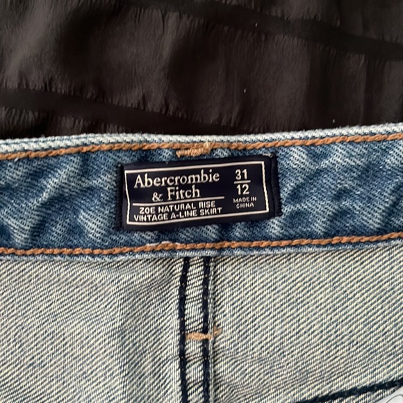 Never worn Abercrombie two toned jean skirt - Picture 4 of 4